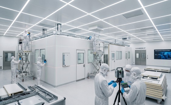 Installation of Wonclean modular cleanroom system featuring ISO 5 compliant walkable ceiling and pharmaceutical grade wall materials.