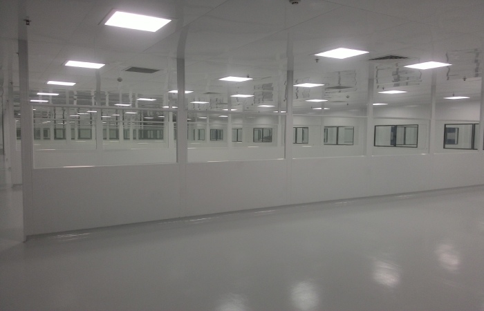 Windowed pharmaceutical cleanroom wall panels with flush joints and cleanable surfaces