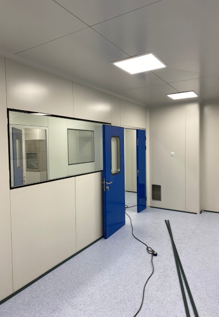 Real cleanroom wall and door zone used for demountable cleanroom partition planning