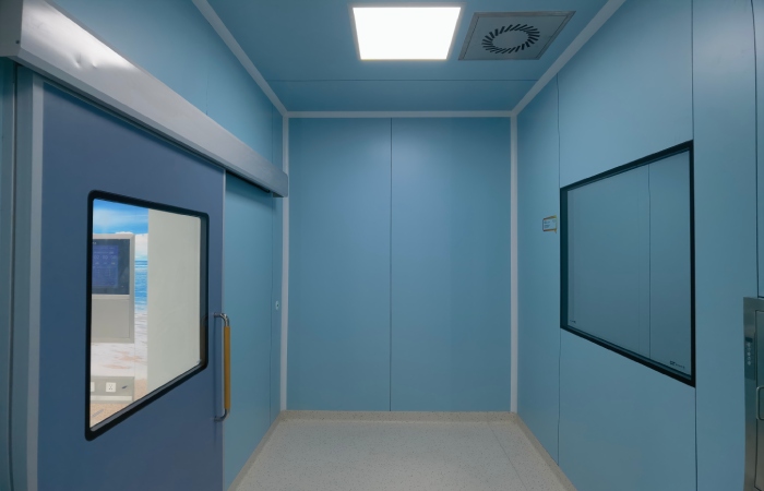Selecting Semiconductor Cleanroom Ceiling Systems: T-Bar Ceiling, FFU Coverage and ISO Cleanliness Control