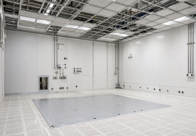 Tool-Install Ready Modular Cleanrooms for Semiconductor Fabs: Utility Chases, Panel Penetrations and Start-Up Risk